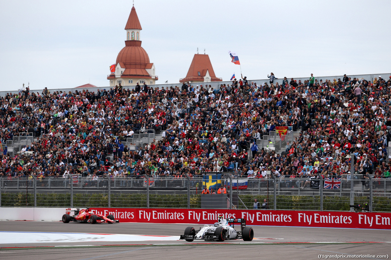 GP RUSSIA, 11.10.2015 - Gara, Valtteri Bottas (FIN) Williams F1 Team FW37 e Sebastian Vettel (GER) Ferrari SF15-T