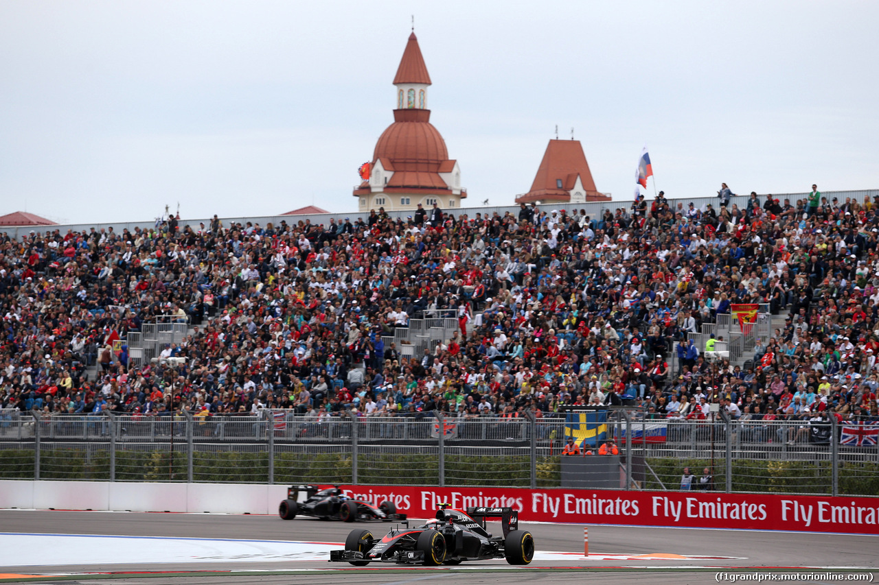 GP RUSSIA, 11.10.2015 - Gara, Jenson Button (GBR)  McLaren Honda MP4-30. davanti a Fernando Alonso (ESP) McLaren Honda MP4-30