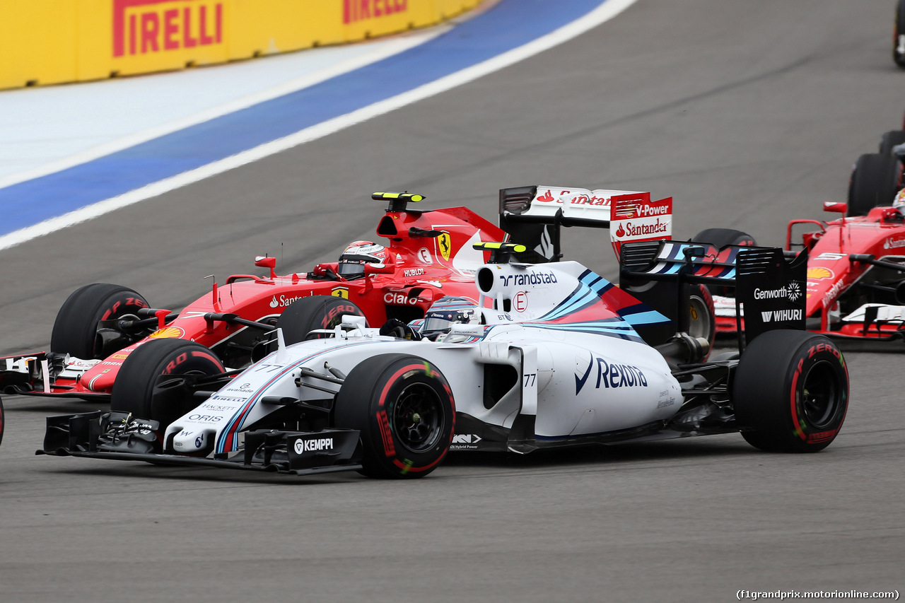 GP RUSSIA, 11.10.2015 - Gara, Valtteri Bottas (FIN) Williams F1 Team FW37 e Kimi Raikkonen (FIN) Ferrari SF15-T