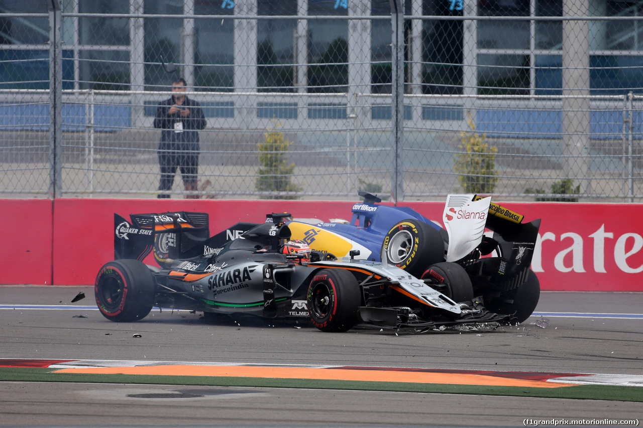 GP RUSSIA, 11.10.2015 - Gara, Crash, Marcus Ericsson (SUE) Sauber C34 e Nico Hulkenberg (GER) Sahara Force India F1 VJM08