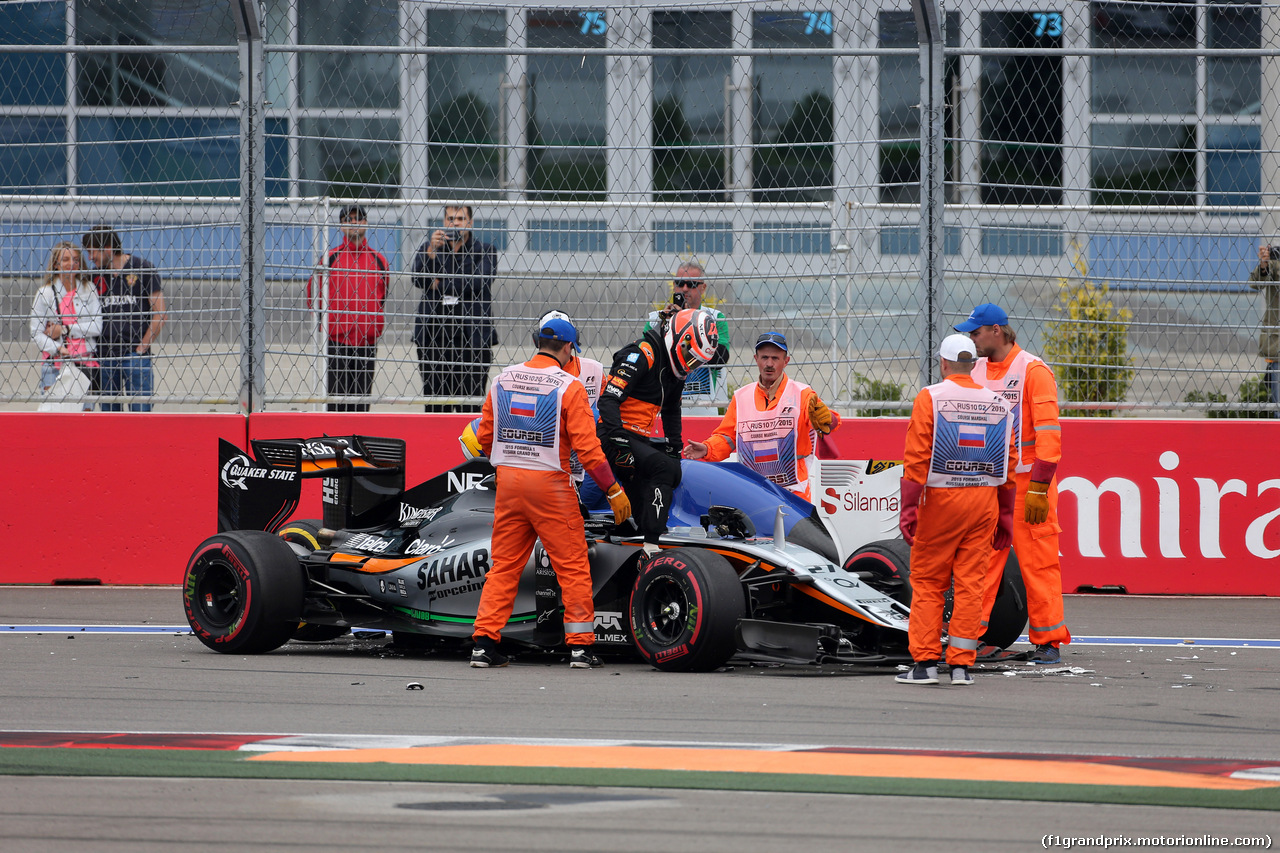 GP RUSSIA, 11.10.2015 - Gara, Crash, Marcus Ericsson (SUE) Sauber C34 e Nico Hulkenberg (GER) Sahara Force India F1 VJM08