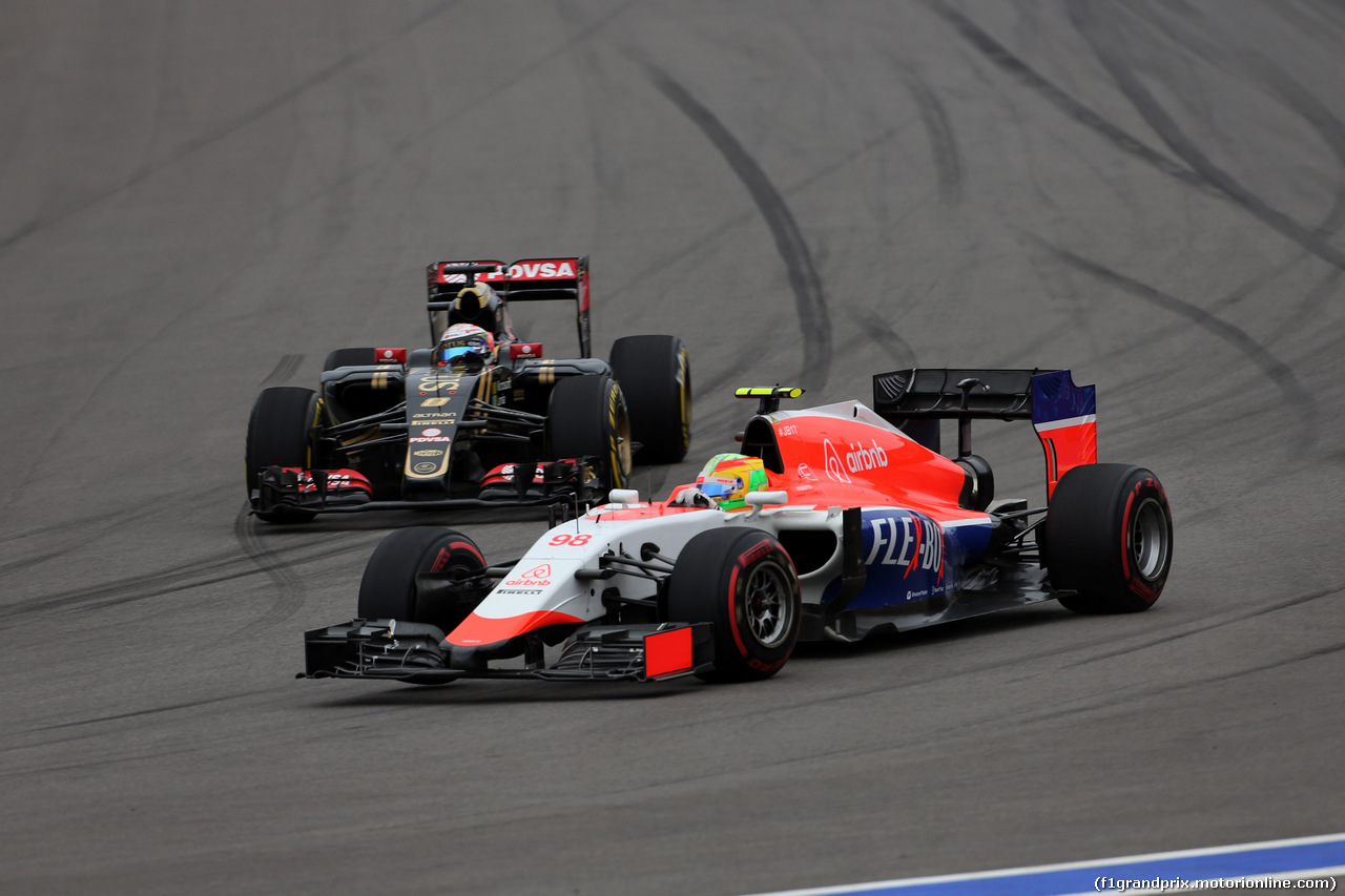 GP RUSSIA, 11.10.2015 - Gara, Romain Grosjean (FRA) Lotus F1 Team E23 e Roberto Merhi (ESP) Manor Marussia F1 Team