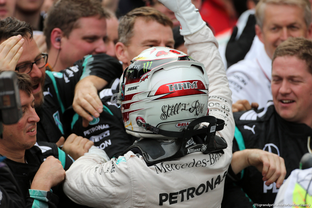 GP RUSSIA, 11.10.2015 - Gara, Lewis Hamilton (GBR) Mercedes AMG F1 W06 vincitore