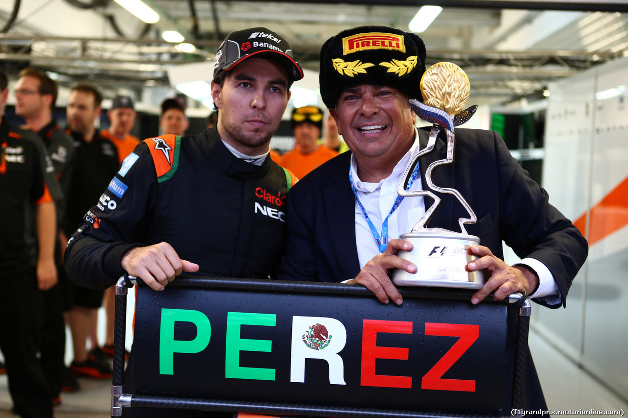 GP RUSSIA, 11.10.2015 - Gara, Festeggiamenti, terzo Sergio Perez (MEX) Sahara Force India F1 VJM08 with his father