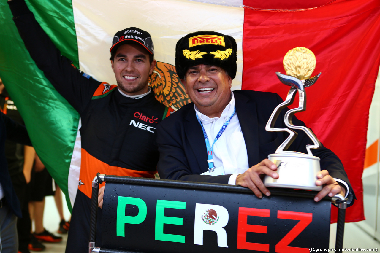 GP RUSSIA, 11.10.2015 - Gara, Festeggiamenti, terzo Sergio Perez (MEX) Sahara Force India F1 VJM08 with his father.