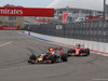 GP RUSSIA, 11.10.2015 - Gara, Daniel Ricciardo (AUS) Red Bull Racing RB11 e Kimi Raikkonen (FIN) Ferrari SF15-T