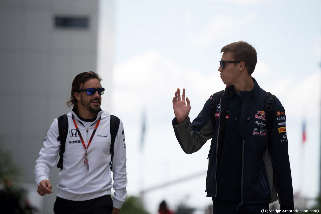GP RUSSIA, 10.10.2015 -  Fernando Alonso (ESP) McLaren Honda MP4-30 ans Daniil Kvyat (RUS) Red Bull Racing RB11