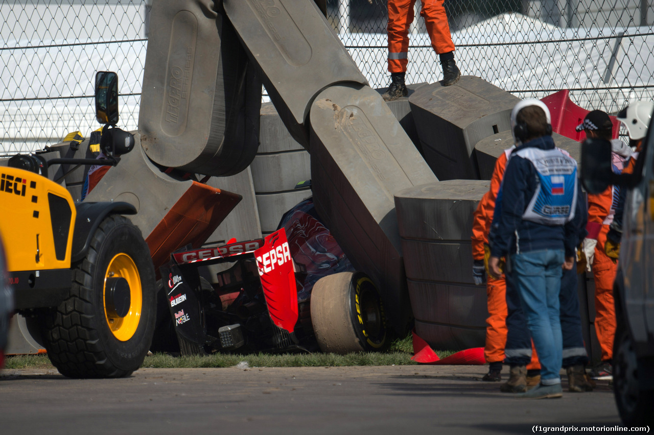 GP RUSSIA, 10.10.2015 - Prove Libere 3, Crash, Carlos Sainz Jr (ESP) Scuderia Toro Rosso STR10