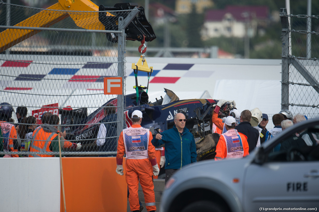 GP RUSSIA, 10.10.2015 - Prove Libere 3, Crash, Carlos Sainz Jr (ESP) Scuderia Toro Rosso STR10