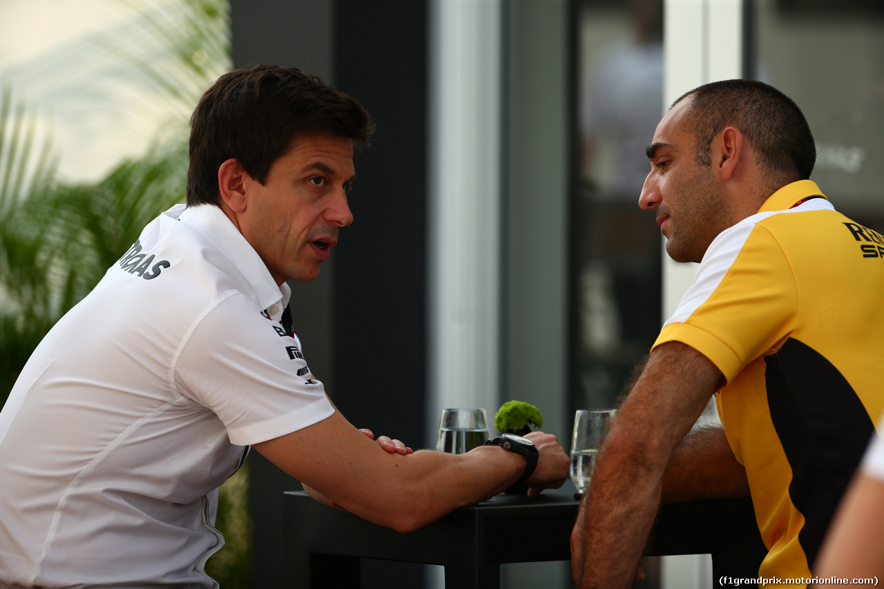 GP SINGAPORE, 20.09.2015 - Toto Wolff (GER) Mercedes AMG F1 Shareholder e Executive Director e Cyril Abiteboul (FRA) Renault Sport F1 Managing Director