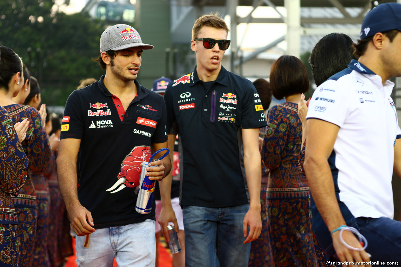 GP SINGAPORE, 20.09.2015 - Carlos Sainz Jr (ESP) Scuderia Toro Rosso STR10 e Daniil Kvyat (RUS) Red Bull Racing RB11