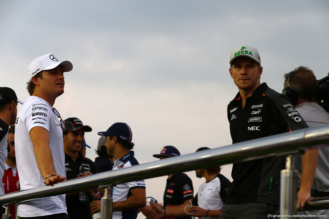 GP SINGAPORE, 20.09.2015 - Nico Rosberg (GER) Mercedes AMG F1 W06 e Nico Hulkenberg (GER) Sahara Force India F1 VJM08