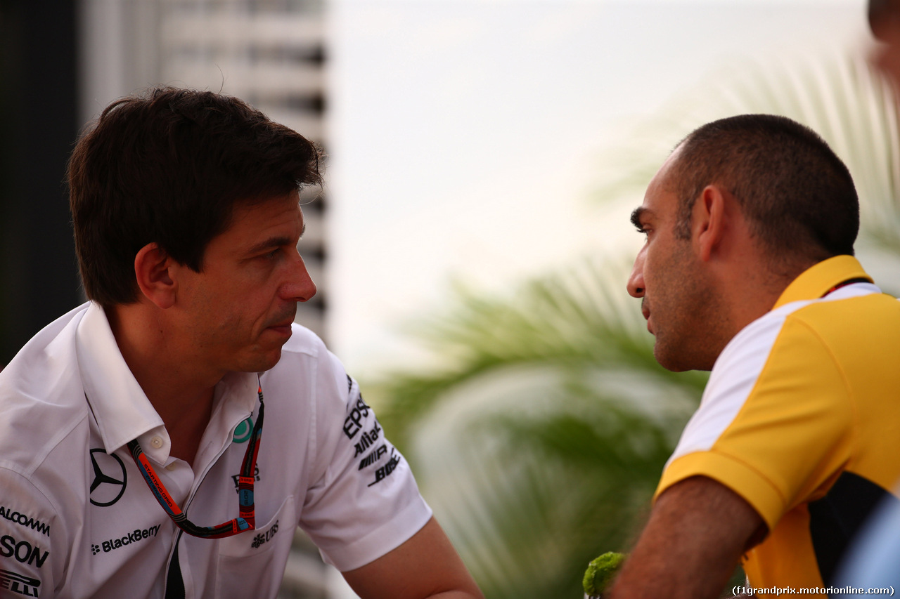 GP SINGAPORE, 20.09.2015 - Toto Wolff (GER) Mercedes AMG F1 Shareholder e Executive Director e Cyril Abiteboul (FRA) Renault Sport F1 Managing Director
