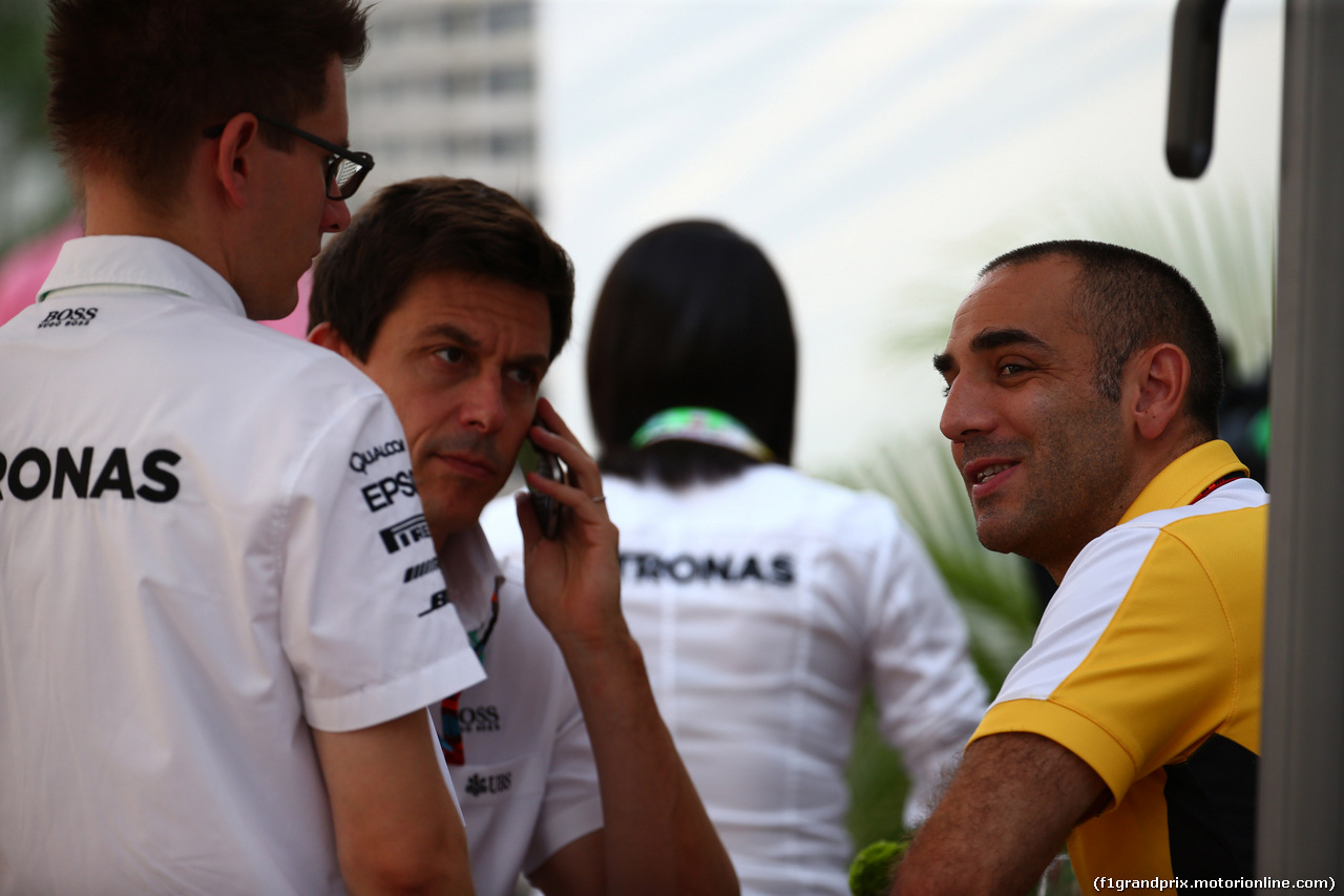 GP SINGAPORE, 20.09.2015 - Toto Wolff (GER) Mercedes AMG F1 Shareholder e Executive Director e Cyril Abiteboul (FRA) Renault Sport F1 Managing Director
