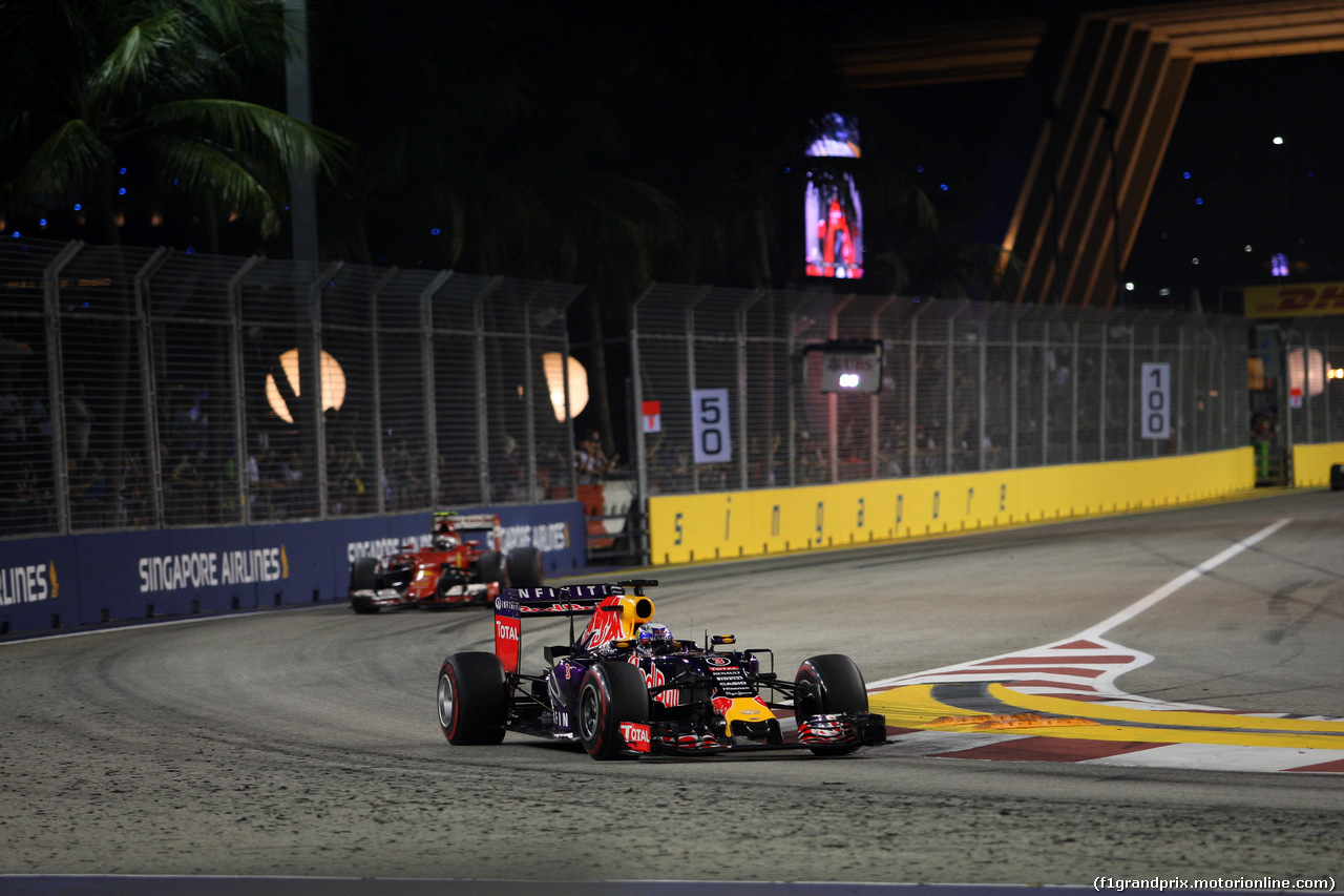 GP SINGAPORE, 20.09.2015 - Daniel Ricciardo (AUS) Red Bull Racing RB11 davanti a Kimi Raikkonen (FIN) Ferrari SF15-T