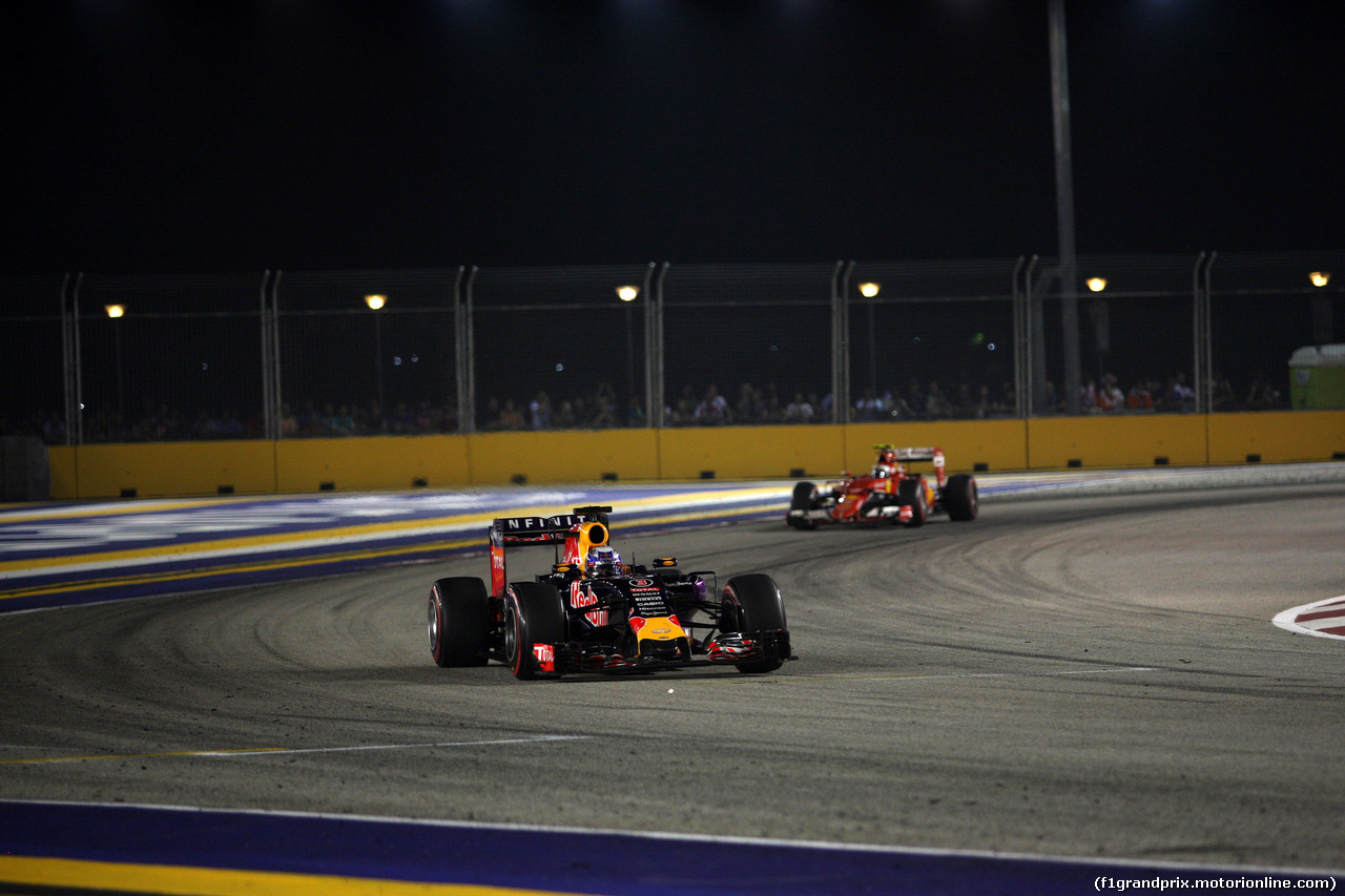 GP SINGAPORE, 20.09.2015 - Daniel Ricciardo (AUS) Red Bull Racing RB11 davanti a Kimi Raikkonen (FIN) Ferrari SF15-T