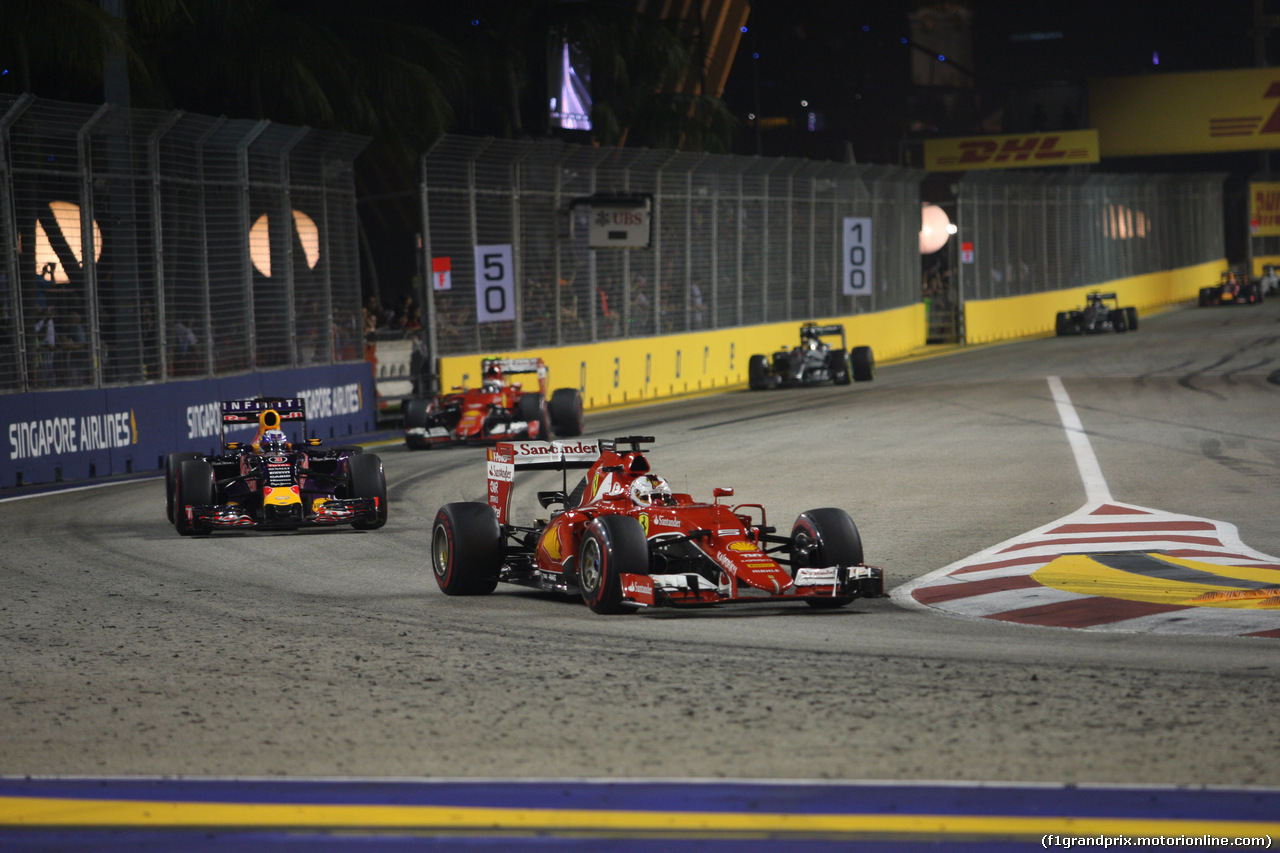 GP SINGAPORE, 20.09.2015 - Sebastian Vettel (GER) Ferrari SF15-T davanti a Daniel Ricciardo (AUS) Red Bull Racing RB11
