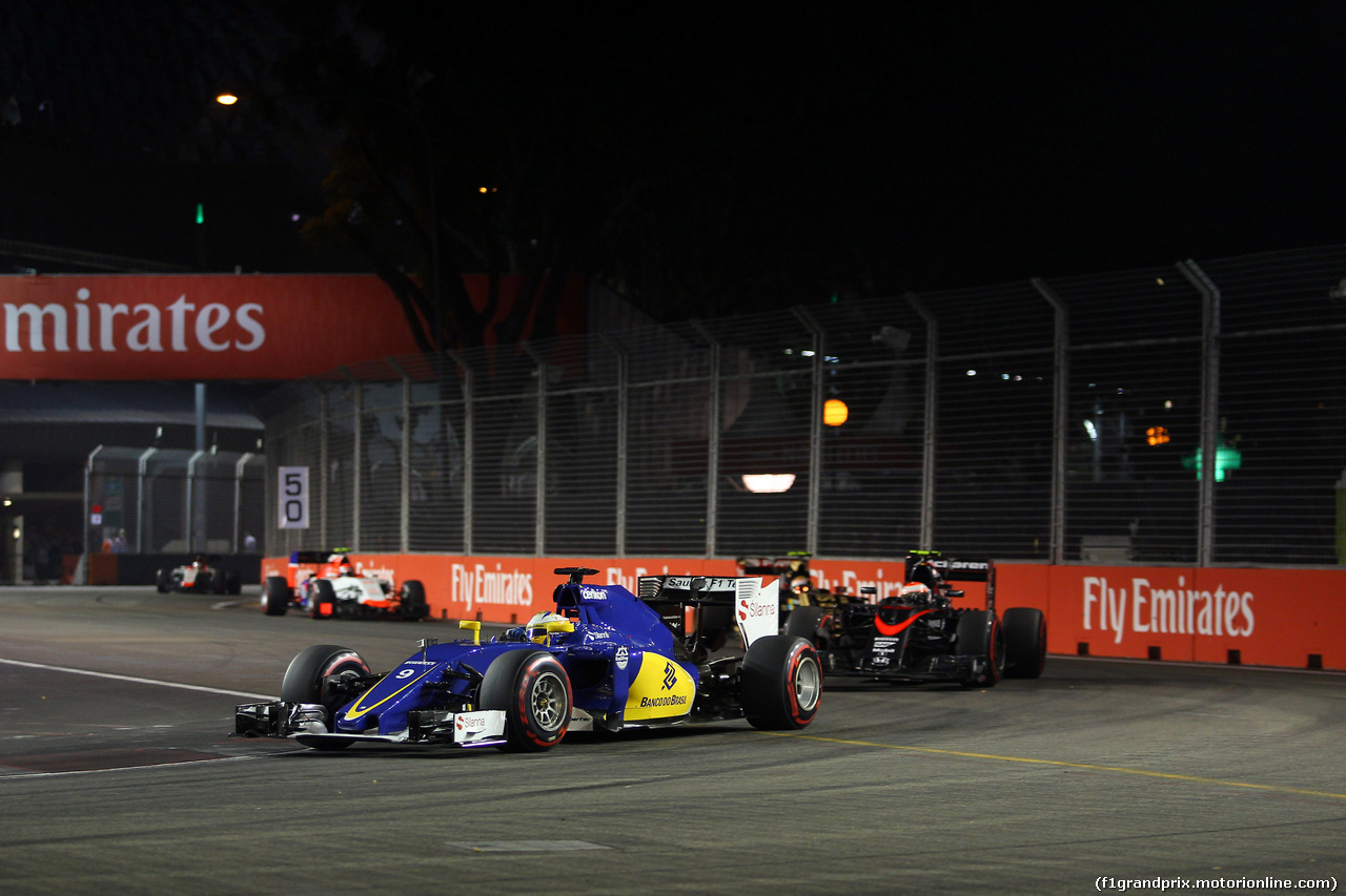GP SINGAPORE, 20.09.2015 - Gara, Marcus Ericsson (SUE) Sauber C34 davanti a Jenson Button (GBR)  McLaren Honda MP4-30.