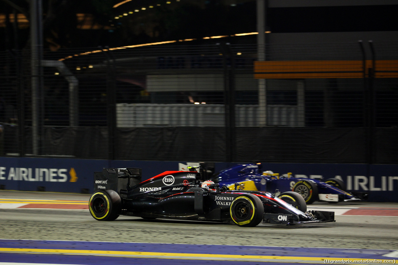 GP SINGAPORE, 20.09.2015 - Gara, Jenson Button (GBR)  McLaren Honda MP4-30. e Marcus Ericsson (SUE) Sauber C34