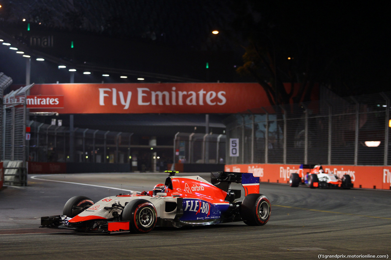 GP SINGAPORE, 20.09.2015 - Gara, Alexander Rossi (USA) Manor Marussia F1 Team davanti a William Stevens (GBR) Manor Marussia F1 Team