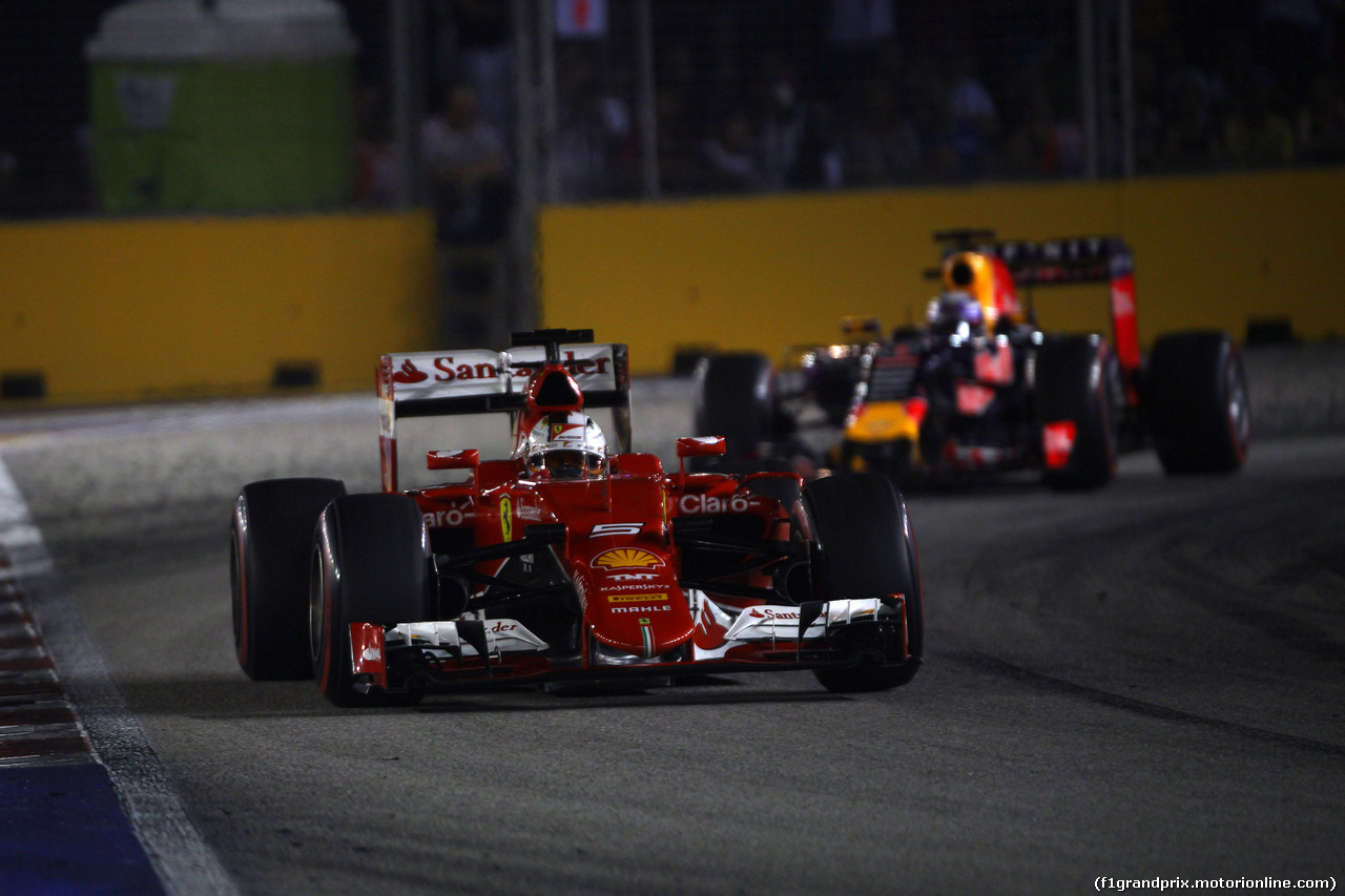 GP SINGAPORE, 20.09.2015 - Gara, Sebastian Vettel (GER) Ferrari SF15-T davanti a Daniel Ricciardo (AUS) Red Bull Racing RB11