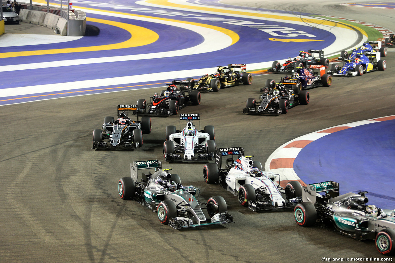 GP SINGAPORE, 20.09.2015 - Gara, Start of the race, Nico Rosberg (GER) Mercedes AMG F1 W06 e Valtteri Bottas (FIN) Williams F1 Team FW37