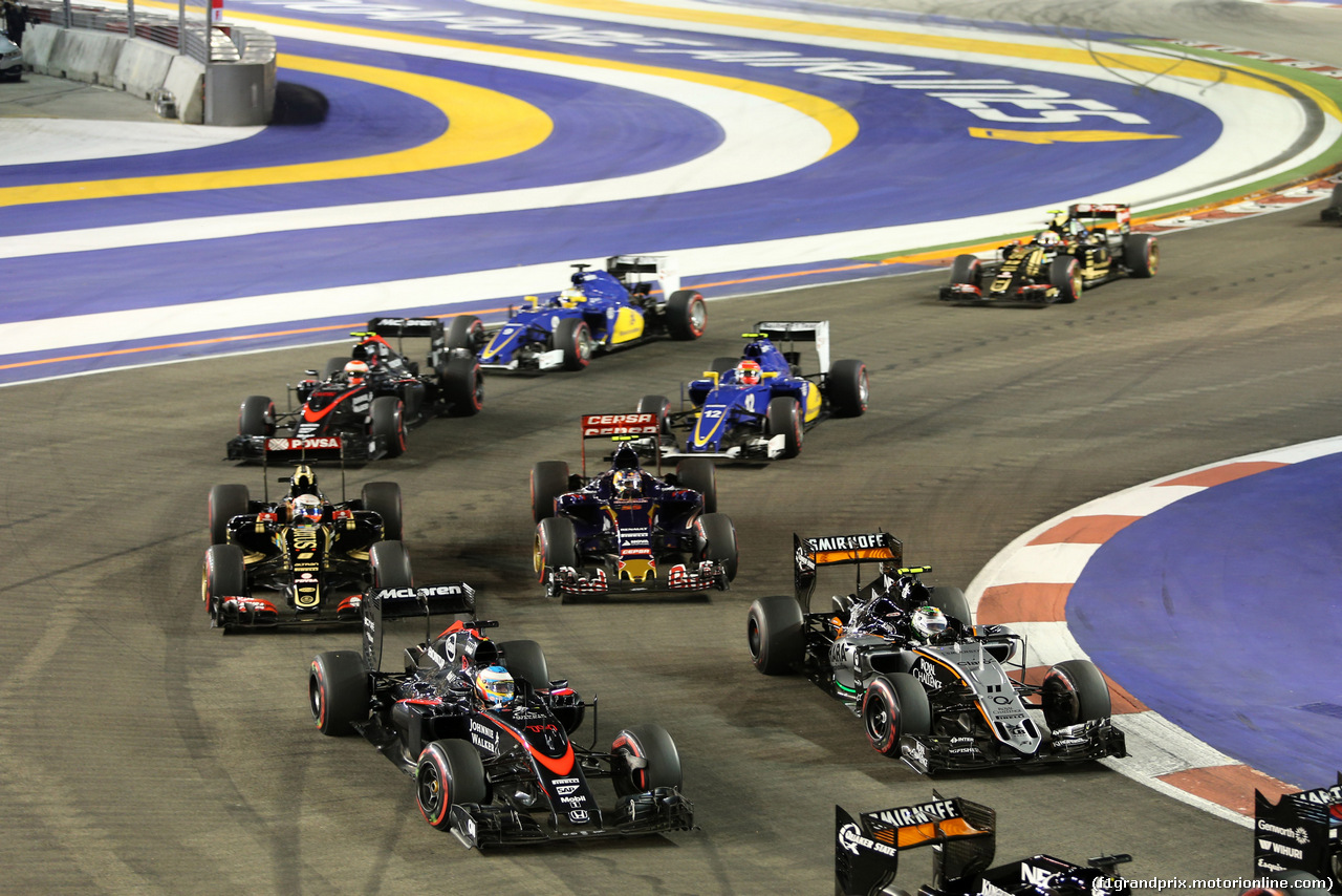GP SINGAPORE, 20.09.2015 - Gara, Start of the race, Fernando Alonso (ESP) McLaren Honda MP4-30 e Sergio Perez (MEX) Sahara Force India F1 VJM08