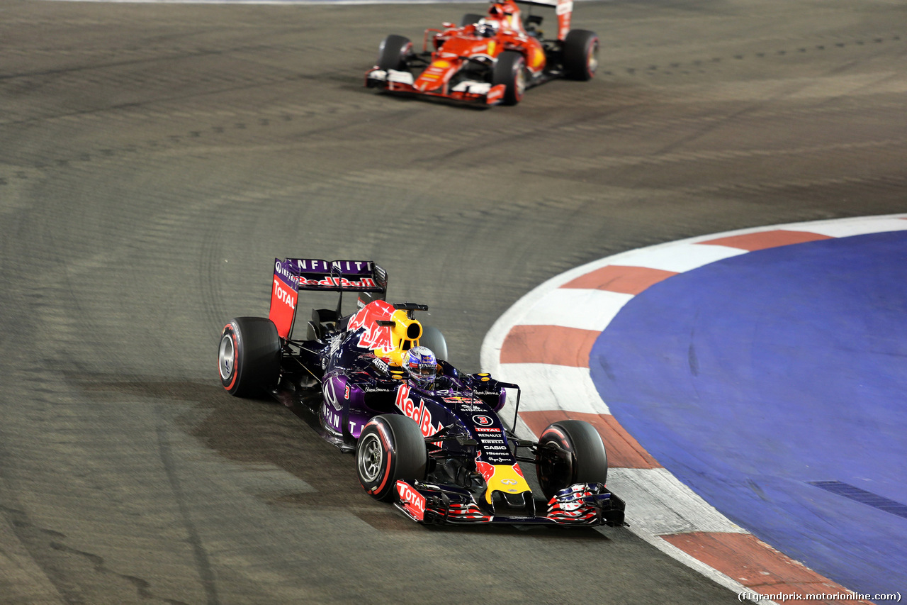 GP SINGAPORE, 20.09.2015 - Gara, Daniel Ricciardo (AUS) Red Bull Racing RB11 davanti a Kimi Raikkonen (FIN) Ferrari SF15-T