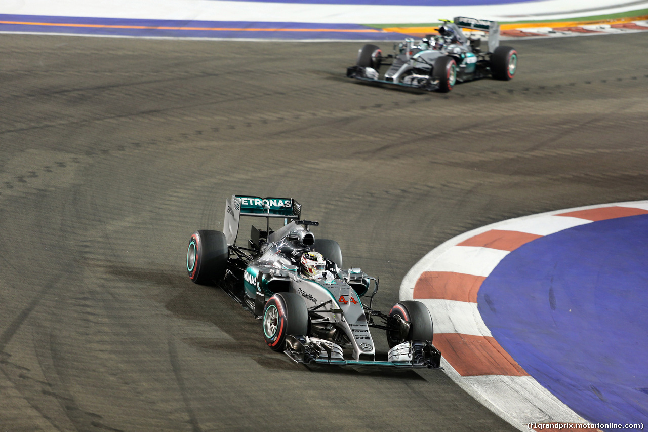 GP SINGAPORE, 20.09.2015 - Gara, Lewis Hamilton (GBR) Mercedes AMG F1 W06  davanti a Nico Rosberg (GER) Mercedes AMG F1 W06