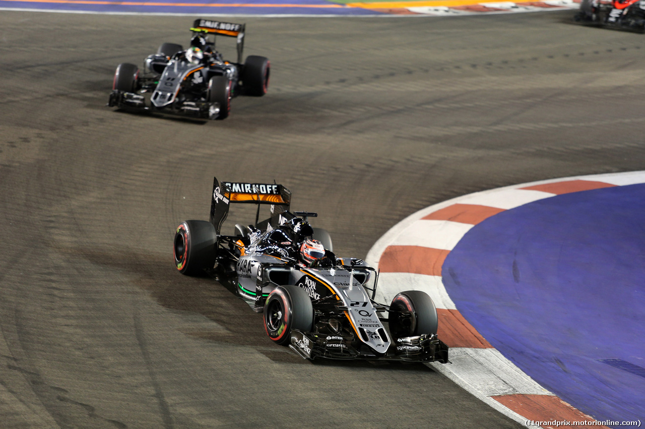 GP SINGAPORE, 20.09.2015 - Gara, Nico Hulkenberg (GER) Sahara Force India F1 VJM08 davanti a Sergio Perez (MEX) Sahara Force India F1 VJM08