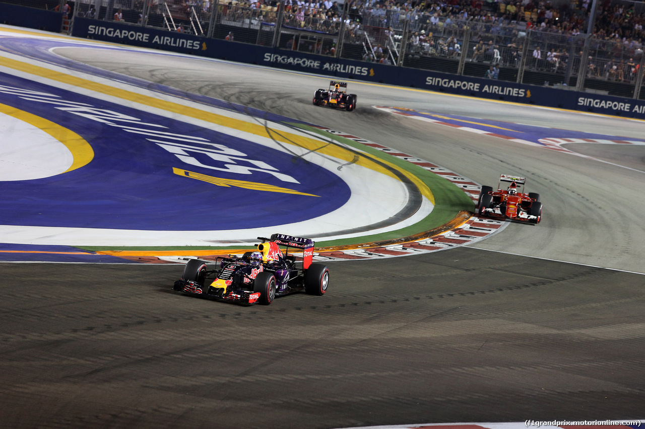 GP SINGAPORE, 20.09.2015 - Gara, Daniel Ricciardo (AUS) Red Bull Racing RB11 davanti a Kimi Raikkonen (FIN) Ferrari SF15-T