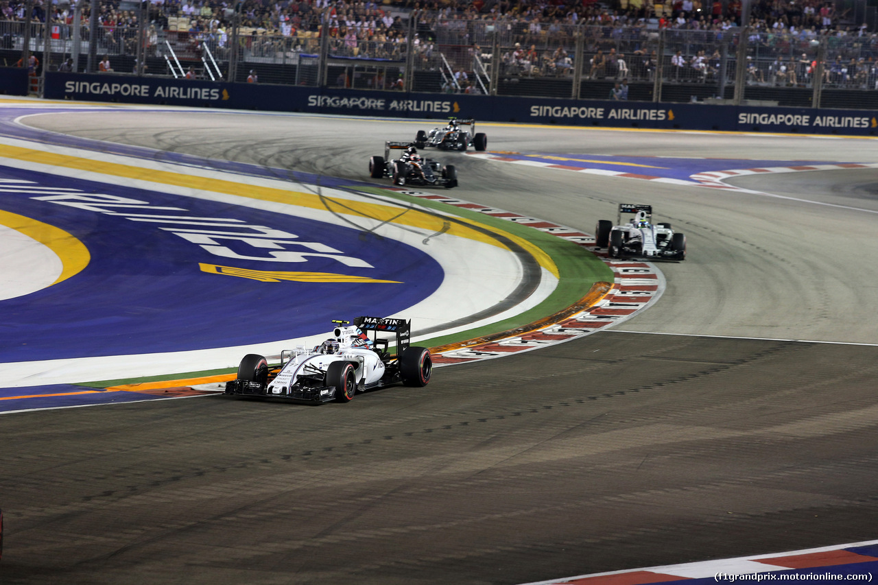 GP SINGAPORE, 20.09.2015 - Gara, Valtteri Bottas (FIN) Williams F1 Team FW37 davanti a Felipe Massa (BRA) Williams F1 Team FW37