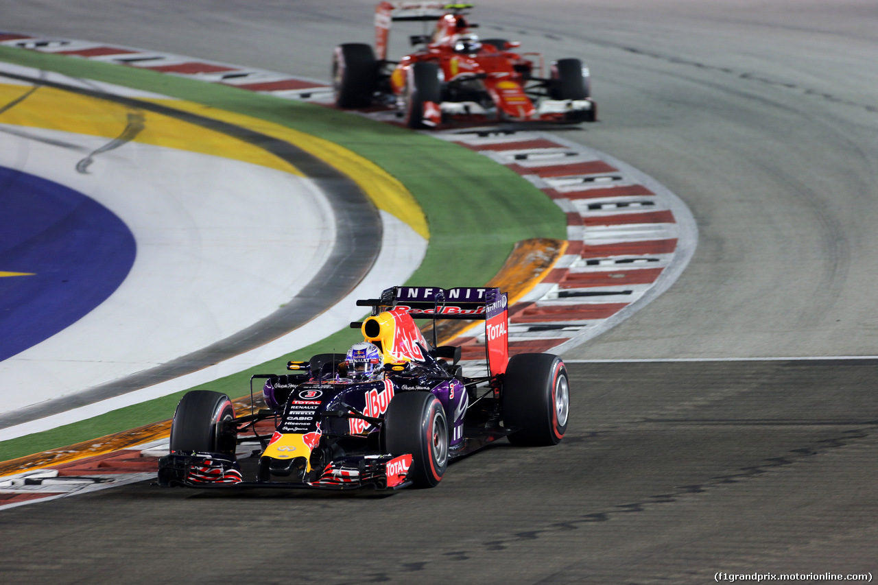 GP SINGAPORE, 20.09.2015 - Gara, Daniel Ricciardo (AUS) Red Bull Racing RB11 e Kimi Raikkonen (FIN) Ferrari SF15-T