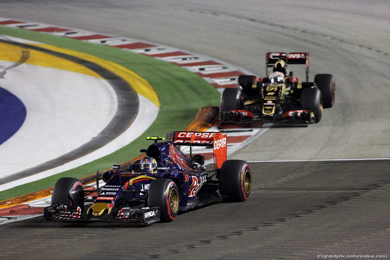 GP SINGAPORE, 20.09.2015 - Gara, Carlos Sainz Jr (ESP) Scuderia Toro Rosso STR10 e Romain Grosjean (FRA) Lotus F1 Team E23
