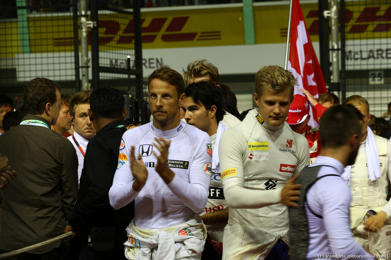 GP SINGAPORE, 20.09.2015 - Gara, Jenson Button (GBR)  McLaren Honda MP4-30. e Marcus Ericsson (SUE) Sauber C34