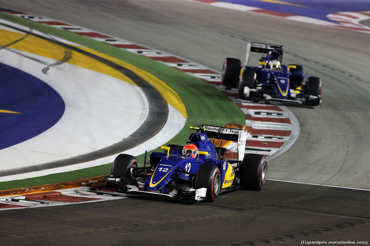 GP SINGAPORE, 20.09.2015 - Gara, Felipe Nasr (BRA) Sauber C34 davanti a Marcus Ericsson (SUE) Sauber C34