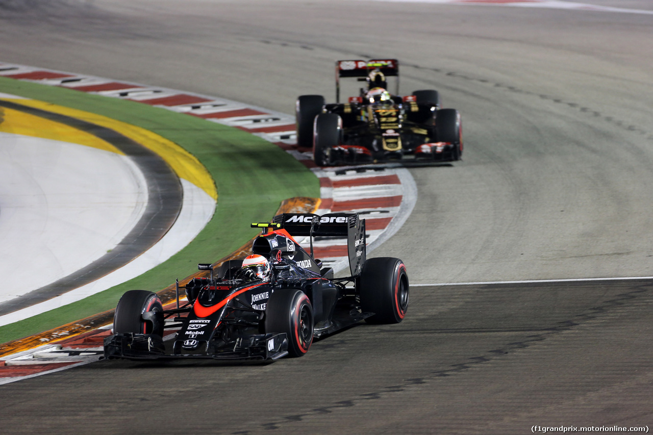 GP SINGAPORE, 20.09.2015 - Gara, Jenson Button (GBR)  McLaren Honda MP4-30. e Pastor Maldonado (VEN) Lotus F1 Team E23