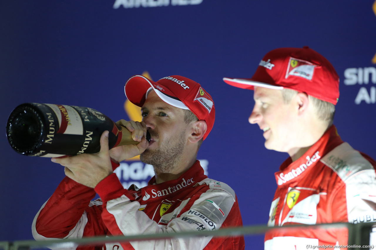 GP SINGAPORE, 20.09.2015 - Gara, 1st position Sebastian Vettel (GER) Ferrari SF15-T e secondo Kimi Raikkonen (FIN) Ferrari SF15-T