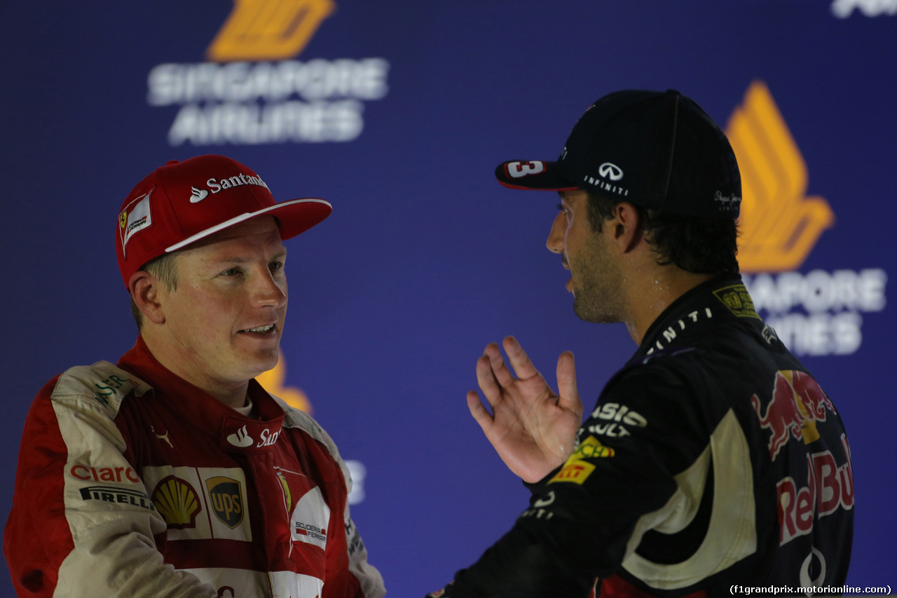 GP SINGAPORE, 20.09.2015 - Gara, Kimi Raikkonen (FIN) Ferrari SF15-T e Daniel Ricciardo (AUS) Red Bull Racing RB11