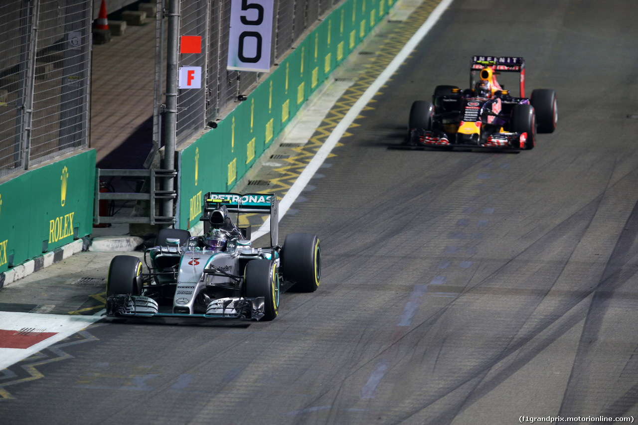 GP SINGAPORE, 20.09.2015 - Gara, Nico Rosberg (GER) Mercedes AMG F1 W06 e Daniil Kvyat (RUS) Red Bull Racing RB11
