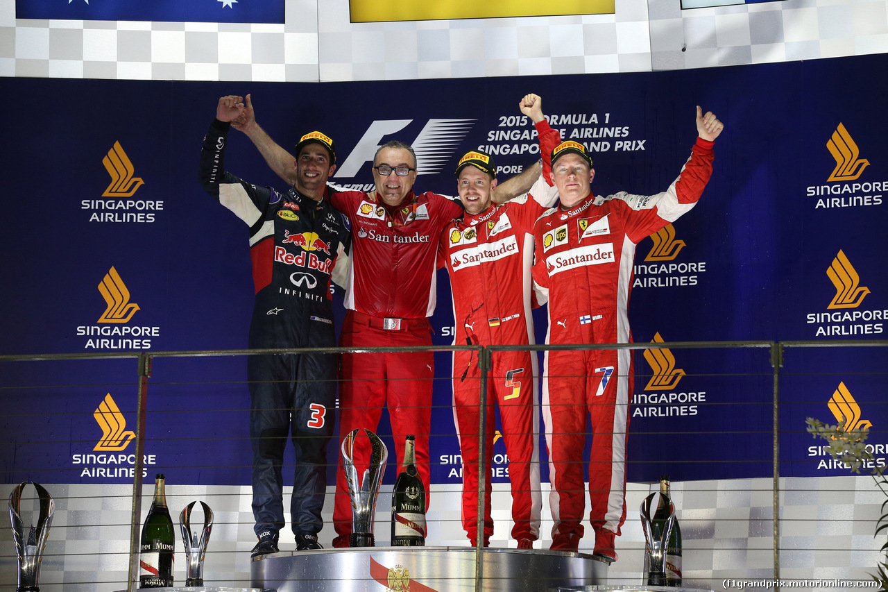 GP SINGAPORE, 20.09.2015 - Gara, 1st position Sebastian Vettel (GER) Ferrari SF15-T, secondo Daniel Ricciardo (AUS) Red Bull Racing RB11, terzo Kimi Raikkonen (FIN) Scuderia
and Modesto Menabue, Ferrari