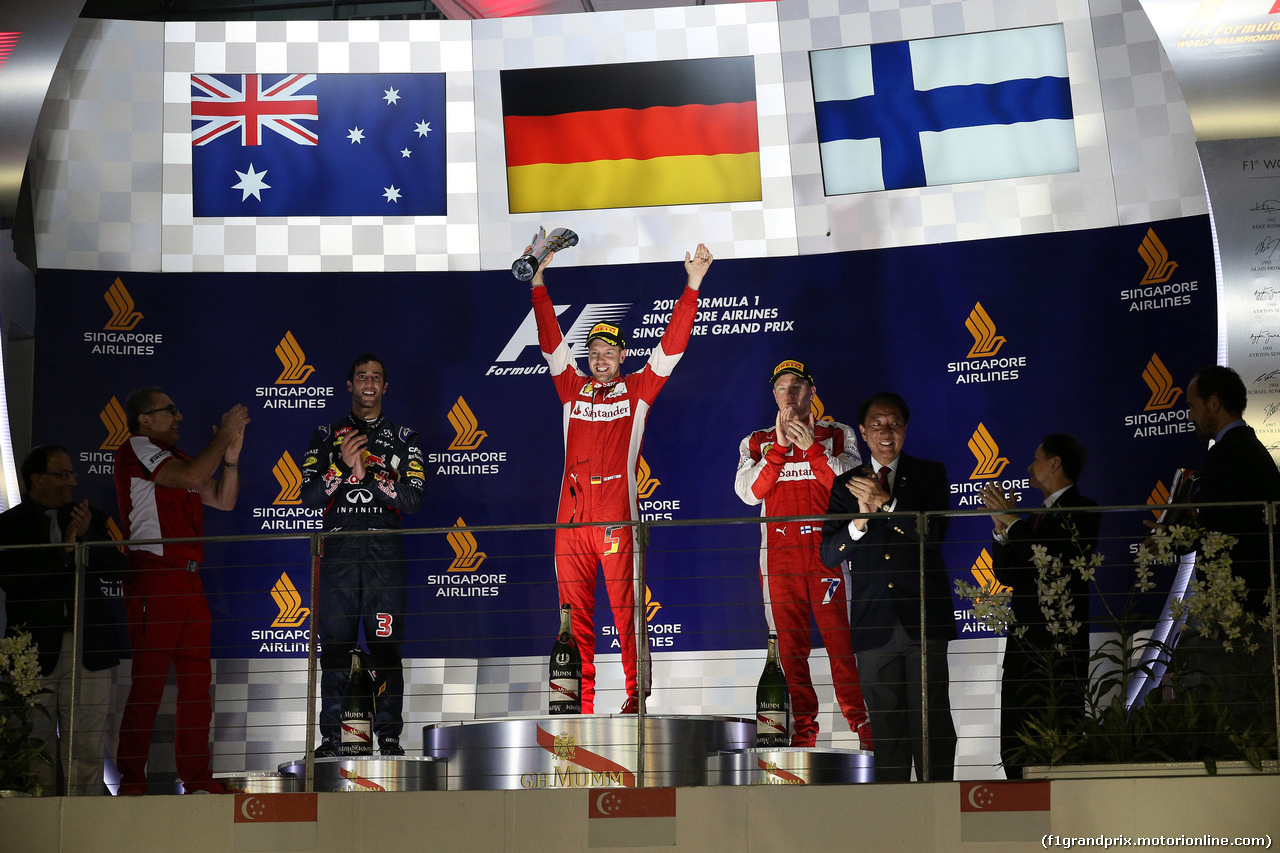 GP SINGAPORE, 20.09.2015 - Gara, 1st position Sebastian Vettel (GER) Ferrari SF15-T, secondo Daniel Ricciardo (AUS) Red Bull Racing RB11, terzo Kimi Raikkonen (FIN) Scuderia
and Modesto Menabue, Ferrari