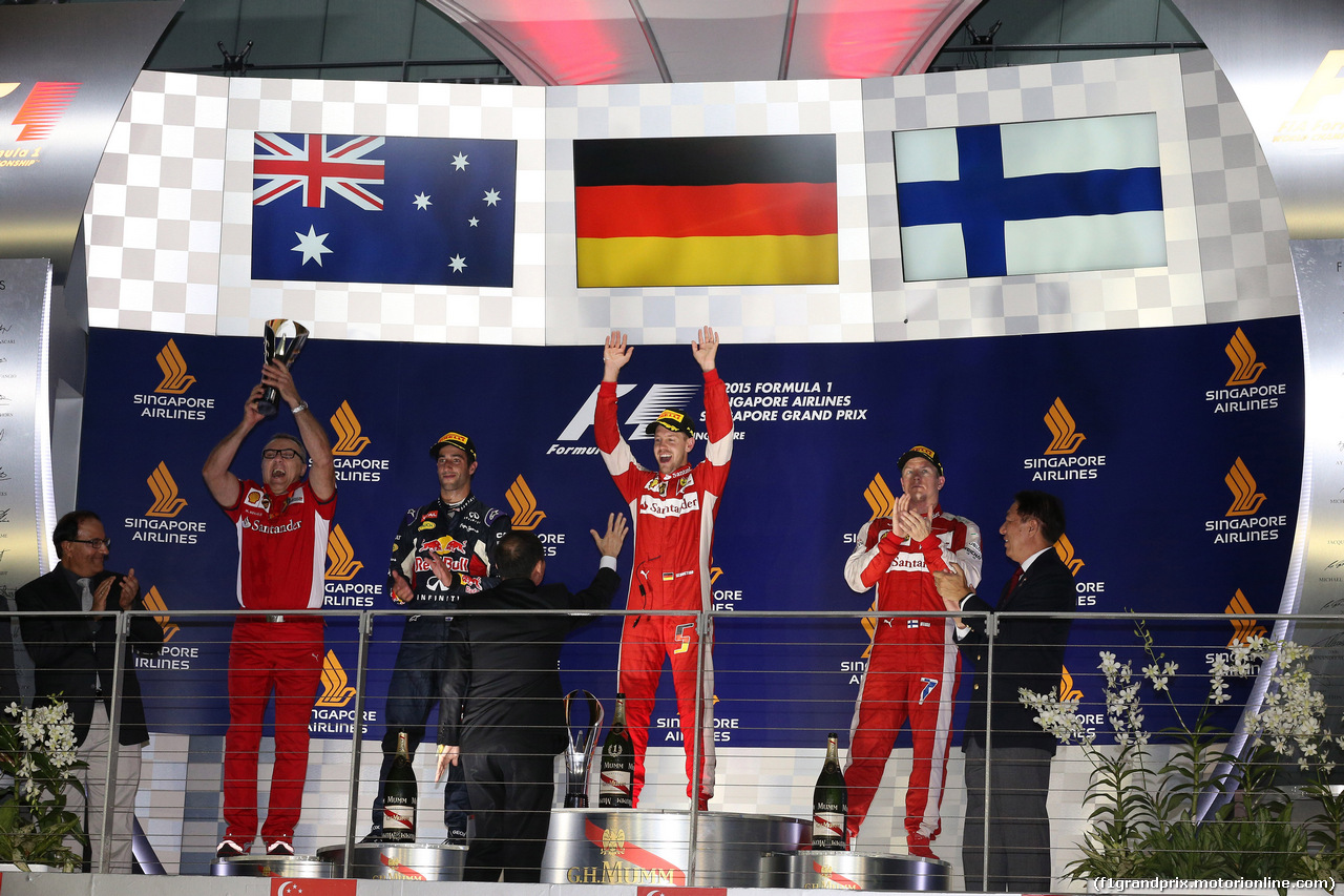 GP SINGAPORE, 20.09.2015 - Gara, 1st position Sebastian Vettel (GER) Ferrari SF15-T, secondo Daniel Ricciardo (AUS) Red Bull Racing RB11, terzo Kimi Raikkonen (FIN) Scuderia
and Modesto Menabue, Ferrari