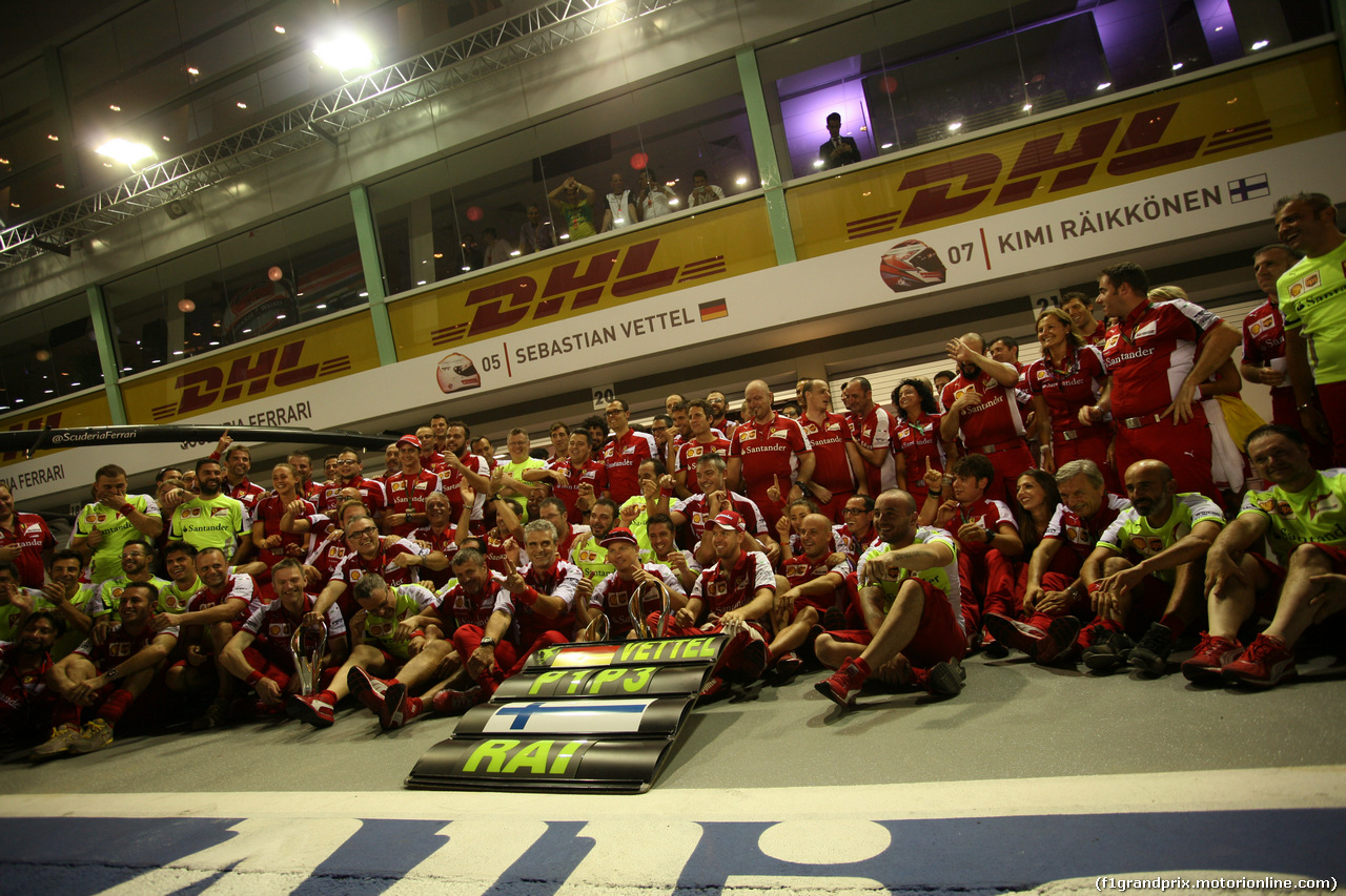 GP SINGAPORE, 20.09.2015 - Gara, Celebratrion, Sebastian Vettel (GER) Ferrari SF15-T vincitore e terzo Kimi Raikkonen (FIN) Ferrari SF15-T