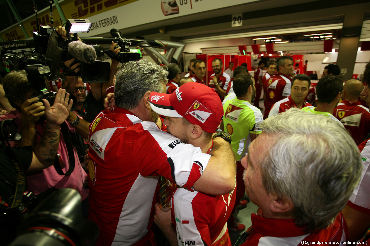 GP SINGAPORE, 20.09.2015 - Gara, Celebratrion, Sebastian Vettel (GER) Ferrari SF15-T vincitore e terzo Kimi Raikkonen (FIN) Ferrari SF15-T