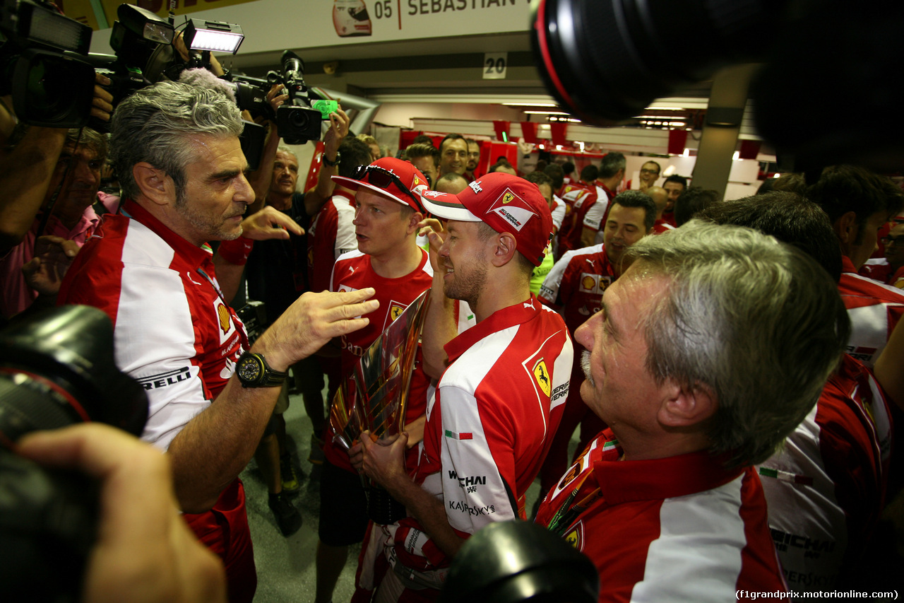 GP SINGAPORE, 20.09.2015 - Gara, Celebratrion, Sebastian Vettel (GER) Ferrari SF15-T vincitore e terzo Kimi Raikkonen (FIN) Ferrari SF15-T
