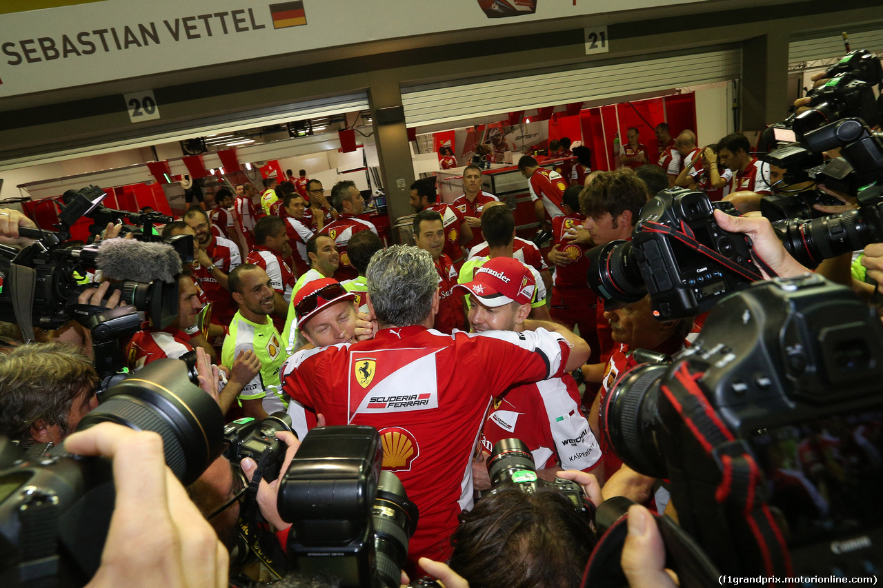 GP SINGAPORE, 20.09.2015 - Gara, Celebratrion, Sebastian Vettel (GER) Ferrari SF15-T vincitore e terzo Kimi Raikkonen (FIN) Ferrari SF15-T