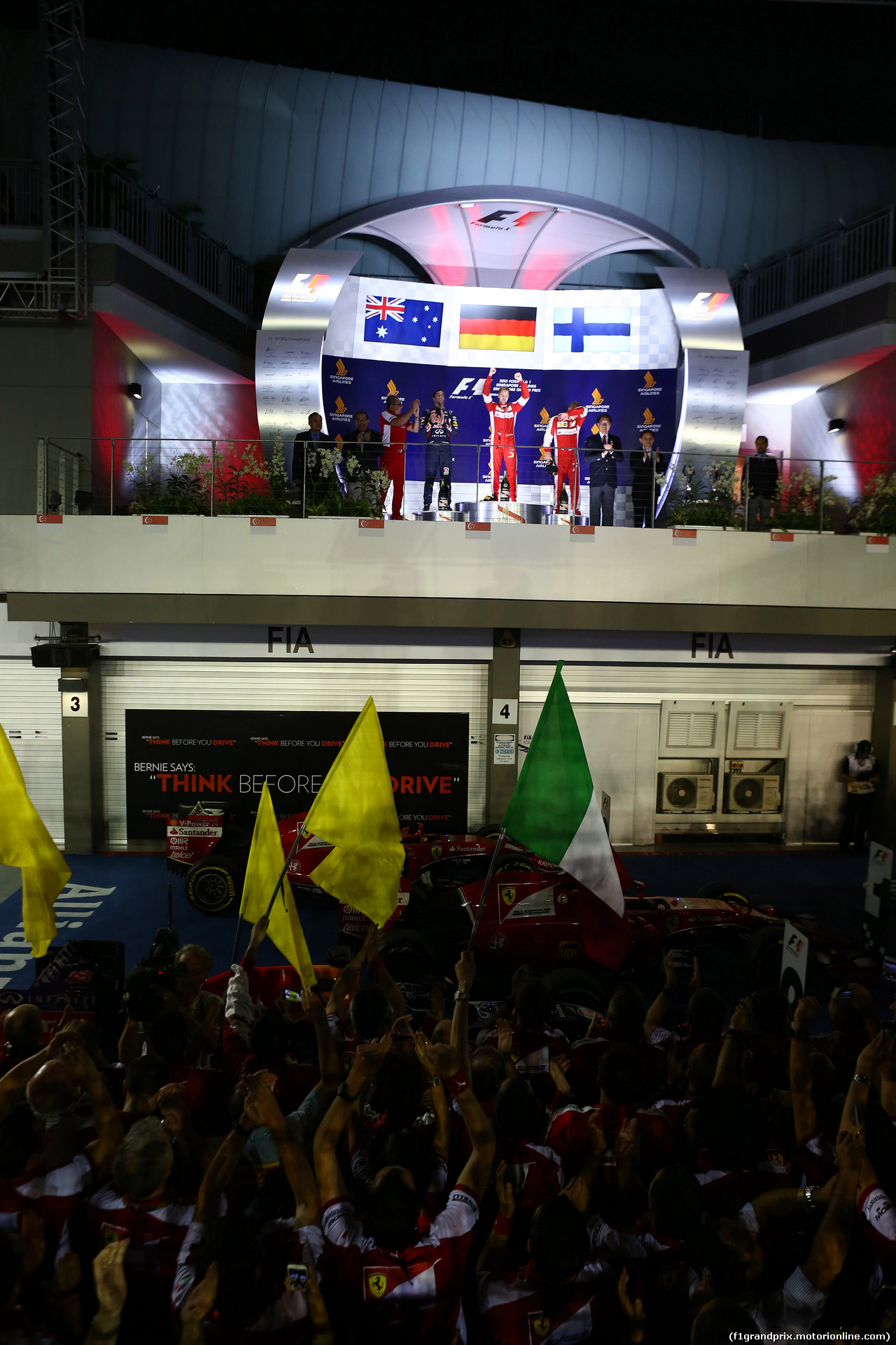 GP SINGAPORE, 20.09.2015 - Gara, 1st position Sebastian Vettel (GER) Ferrari SF15-T, secondo Daniel Ricciardo (AUS) Red Bull Racing RB11, terzo Kimi Raikkonen (FIN) Scuderia
and Modesto Menabue, Ferrari