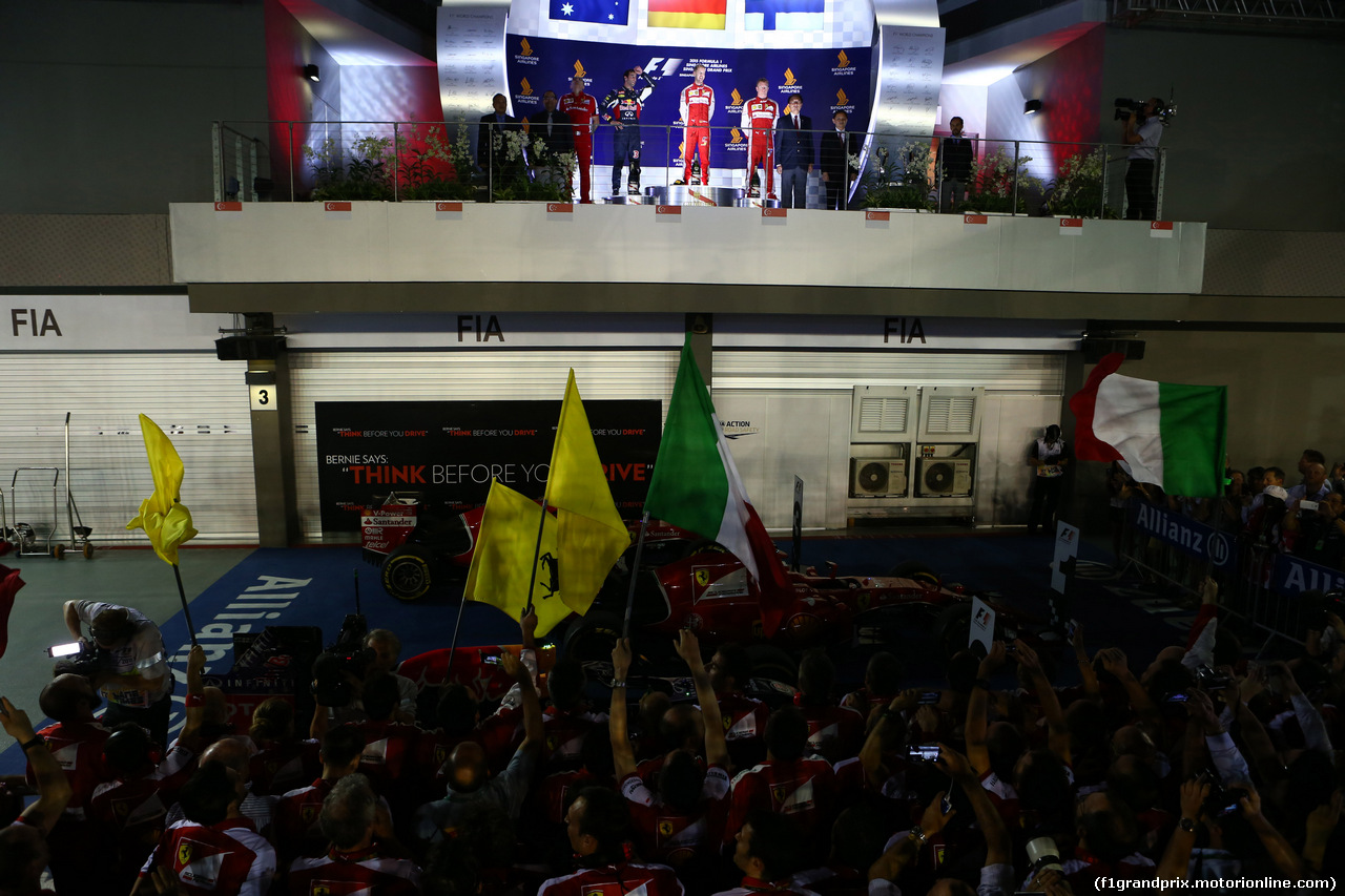 GP SINGAPORE, 20.09.2015 - Gara, 1st position Sebastian Vettel (GER) Ferrari SF15-T, secondo Daniel Ricciardo (AUS) Red Bull Racing RB11, terzo Kimi Raikkonen (FIN) Scuderia
and Modesto Menabue, Ferrari