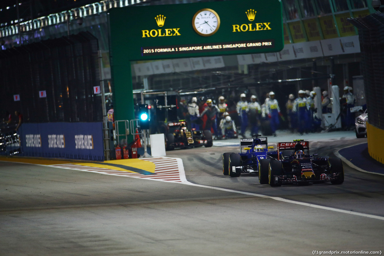 GP SINGAPORE, 20.09.2015 - Gara, Carlos Sainz Jr (ESP) Scuderia Toro Rosso STR10 e Marcus Ericsson (SUE) Sauber C34